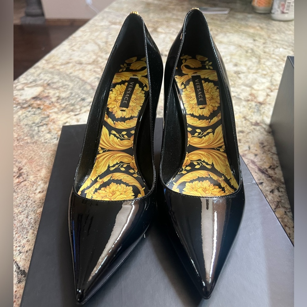 Versace Patent Pump, 100% authentic